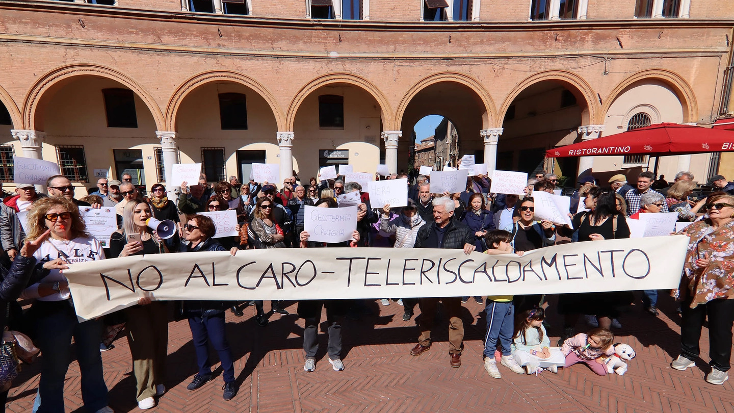 Slogan e striscioni in piazza municipale, la denuncia dei residenti: "Forte disagio per migliaia di famiglie"