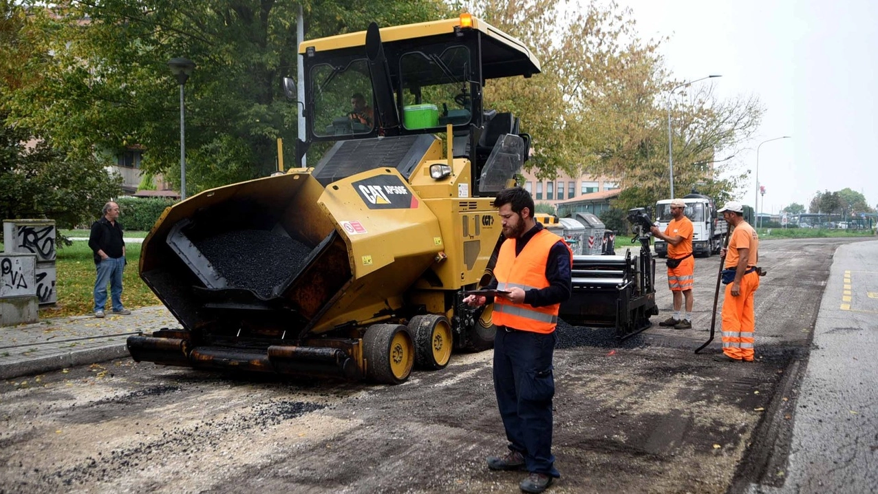 Gli operai al lavoro per la ripavimentazione stradale di via Verga