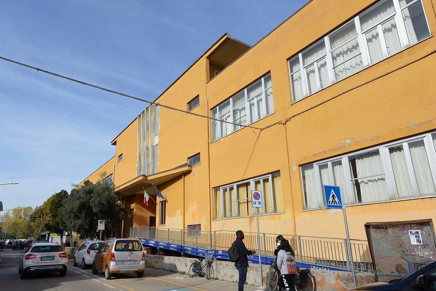 L’ingresso della scuola elementare Olivieri, in via Confalonieri a Pantano