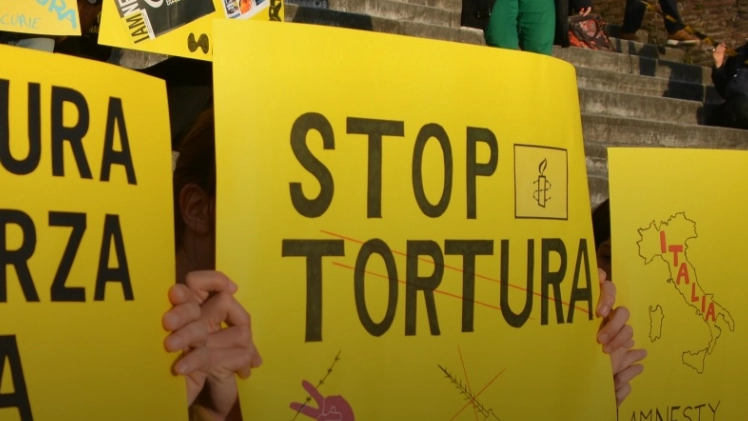 Una delle campagne di Amnesty international Italia contro la tortura