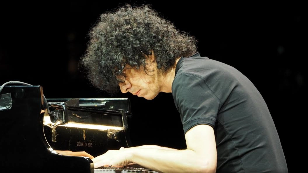 Il pianista ha suonato il suo ultimo album Love: «Non sembrava neppure di essere in una piazza, ma in una sala teatro». E si racconta al Carlino