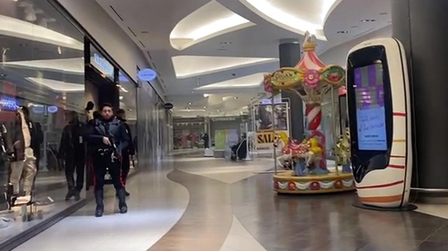 I carabinieri intervenuti alla gioielleria assaltata nel centro commerciale di Marcon