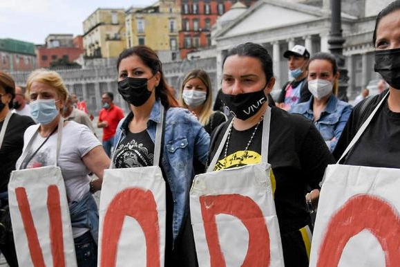 La protesta di disoccupati e precari a Napoli nel 2021 (foto Ansa)