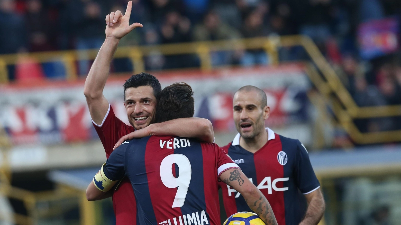 Dzemail festeggia dopo aver segnato il terzo gol del Bologna al Benevento (Foto Ansa)