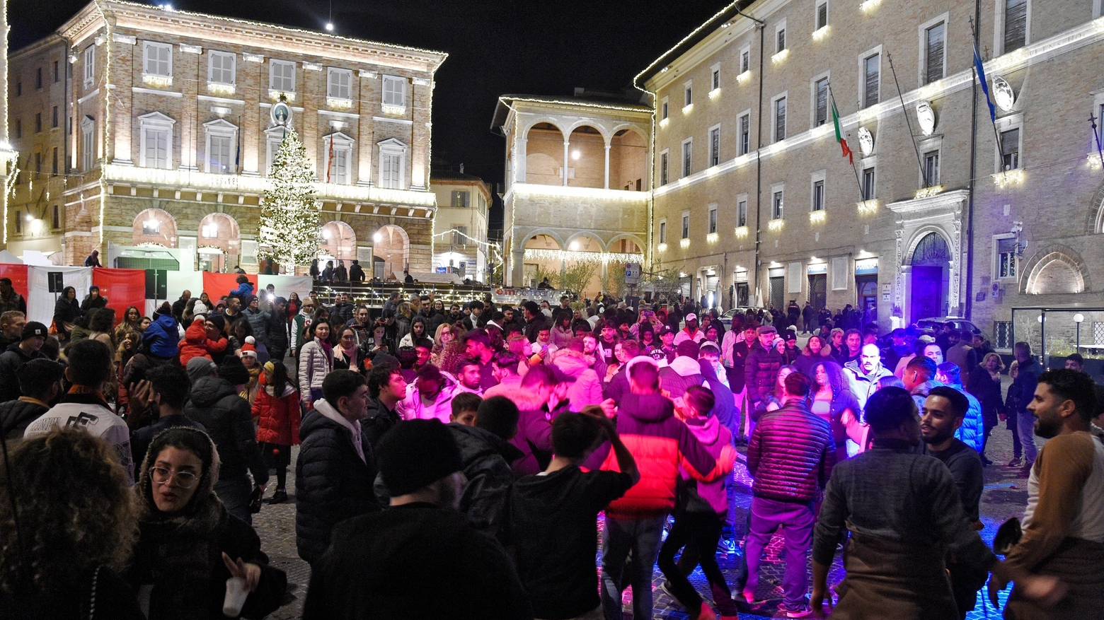 Tutto pronto nelle piazze delle Marche per festeggiare l'arrivo del 2024, nella foto Capodanno 2023 in piazza a Macerata