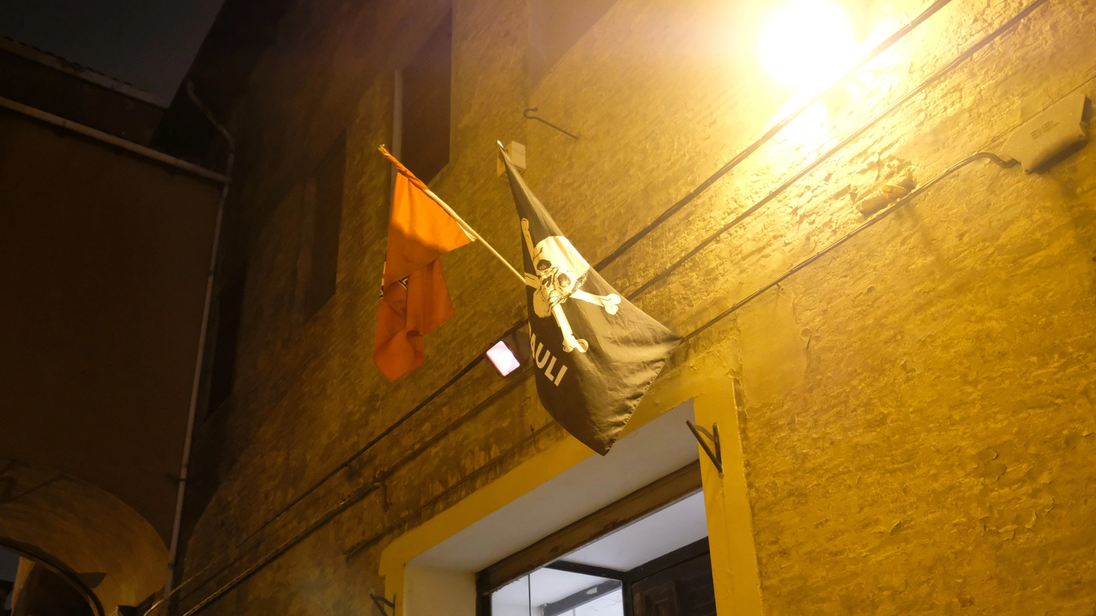 L'esterno di Vicolo Bolognetti con la bandiera di Labas