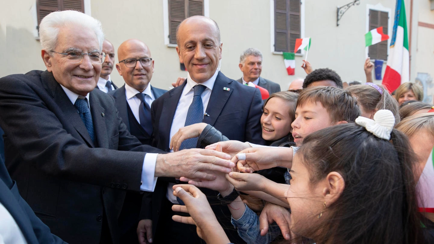 Sergio Mattarella tra la gente durante la visita del 25 aprile a Cuneo. Il presidente della Repubblica è atteso a Cesena il 2 maggio