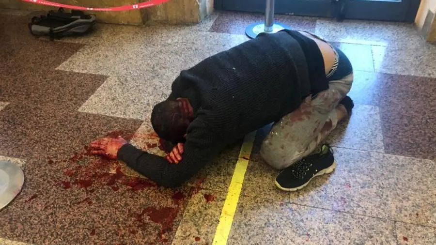 Il 30enne ferito a terra davanti alla biglietteria della stazione
