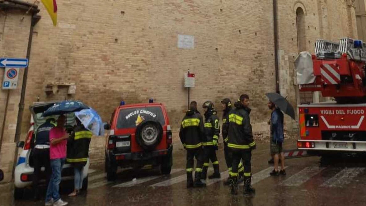 Una porzione di torre crolla a causa di un fulmine a Fermo