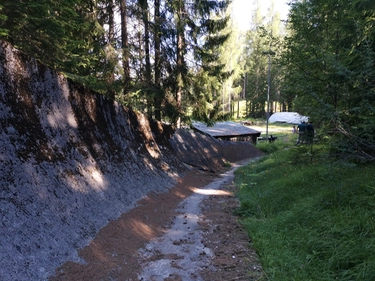 Olimpiadi 2026, nuova pista di bob a Cortina: richiesta la bonifica bellica dell’area ed esposto contro "l’abbattimento di 500 alberi secolari”