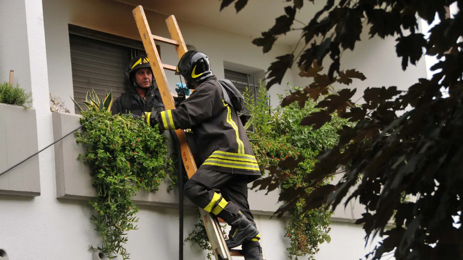 L'intervento dei vigili del fuoco in un'abitazione: foto generica