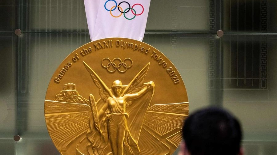 Una riproduzione gigante della medaglia olimpica (Ansa)