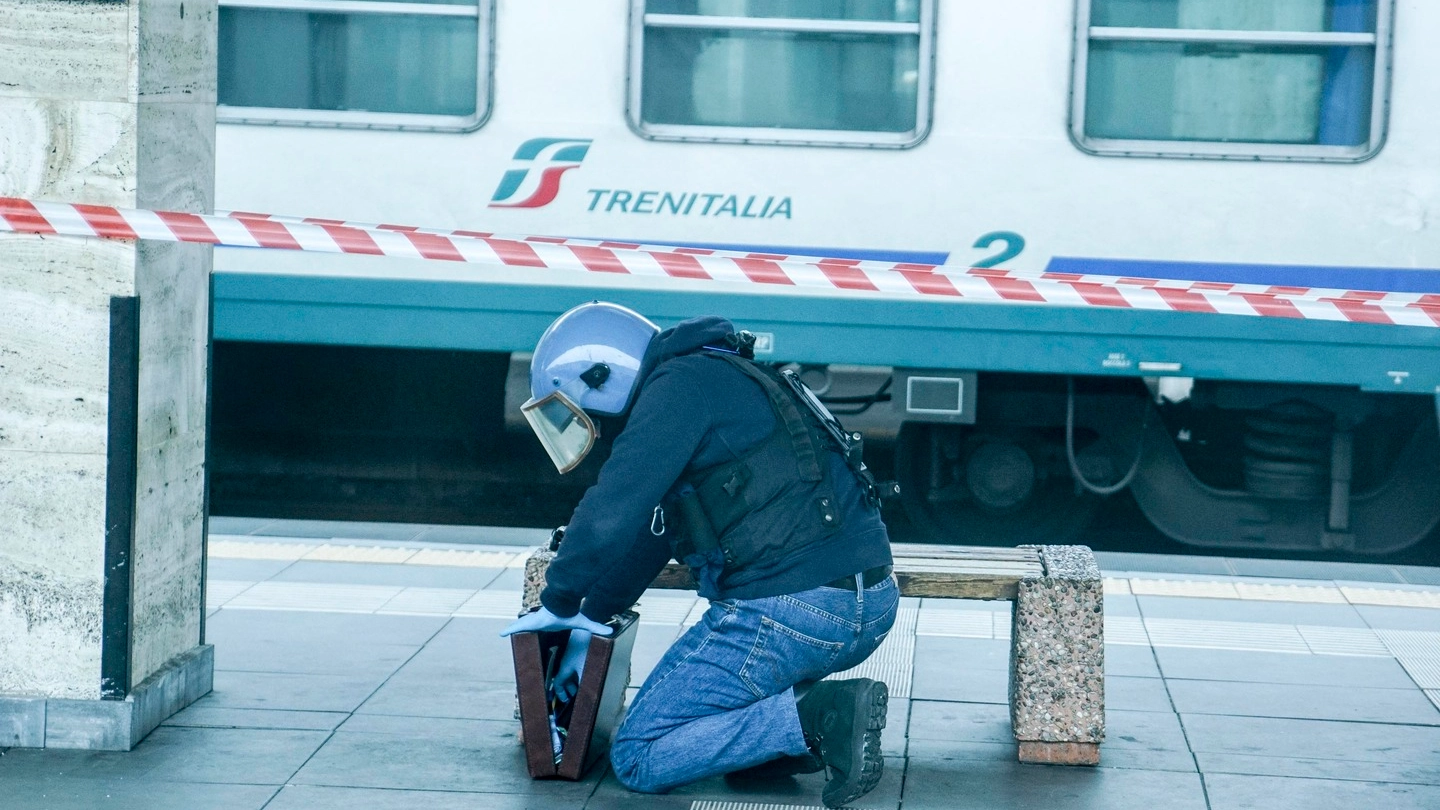 La valigetta abbandonata alla stazione di Rimini (foto PasqualeBove)