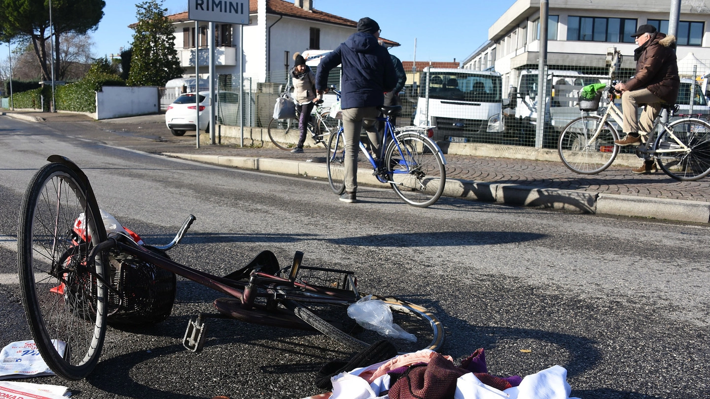 La bicicletta sulla quale stava viaggiando l’anziana, travolta questa mattina da un’auto (foto Migliorini)