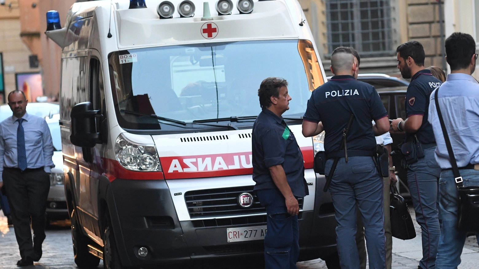 L'intervento della polizia e dell'ambulanza in via Goito