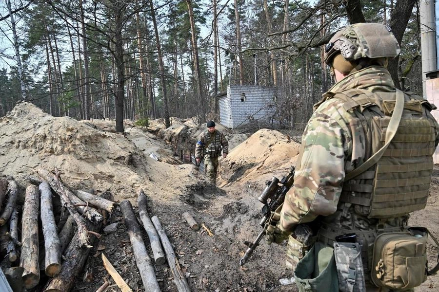 Militari ucraini impegnati sulla prima linea della guerra (Ansa)