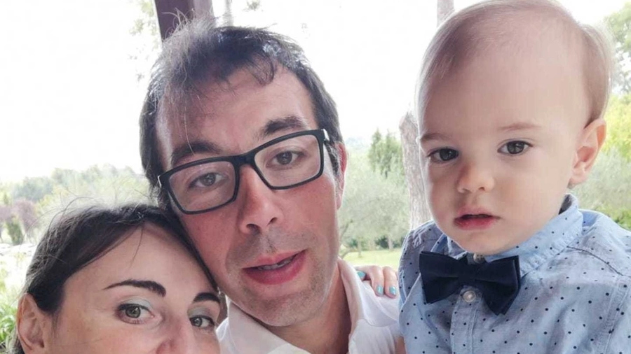 La famiglia Vendemini con il piccolo Alessandro, morto nell’ottobre del 2019