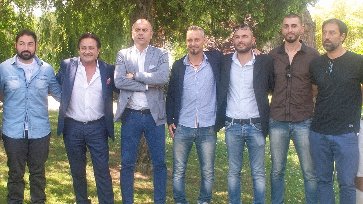 Il presidente Brunelli con lo staff tecnico-dirigenziale del Ravenna al gran completo