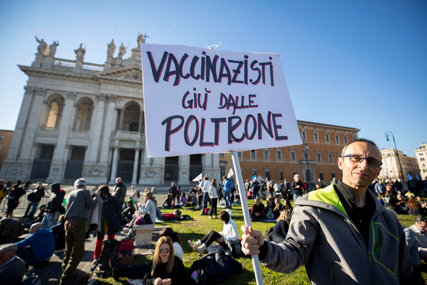 No-vax in piazza San Giovanni a Roma 