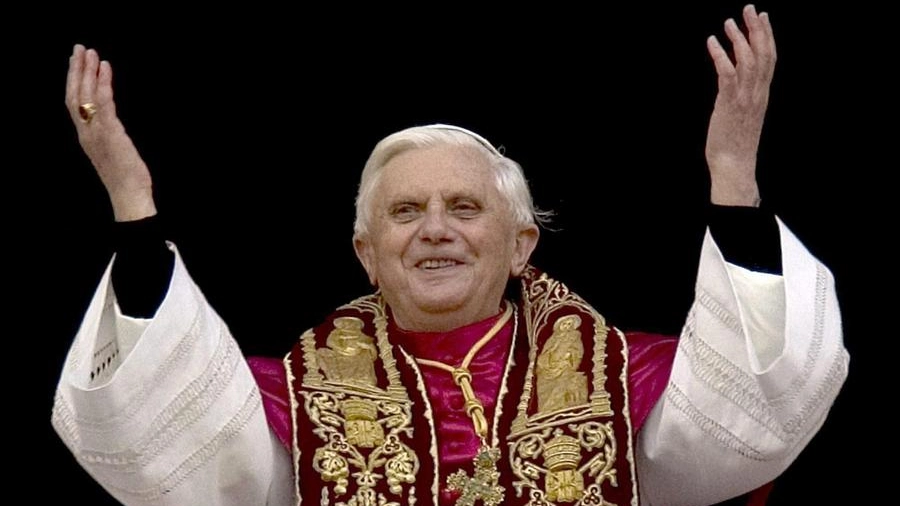 Scomparso a 95 anni, nel 2013 ha avuto coraggio e umiltà nel mettersi in scia a Celestino V, il Papa del Gran rifiuto dantesco
