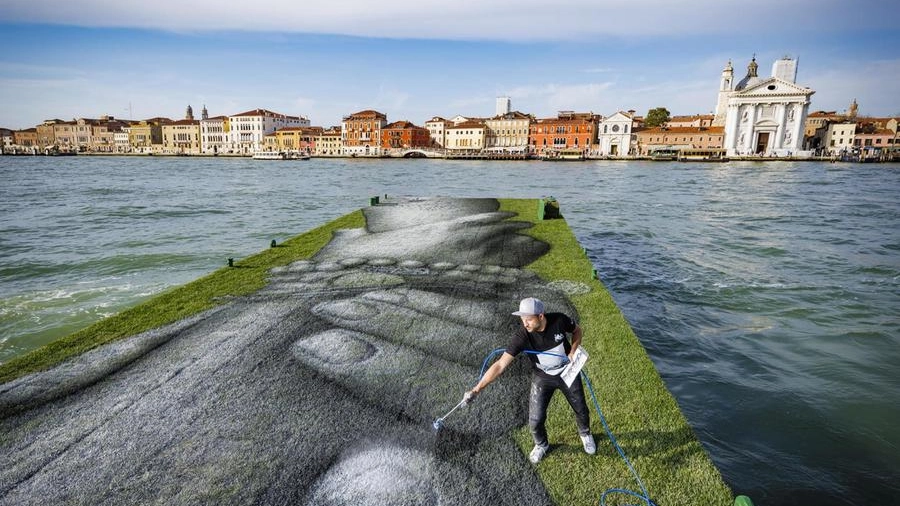 Venezia: "Beyond walls" Lavazza e l'artista Saype alla Biennale, tra arte e sostenibilità