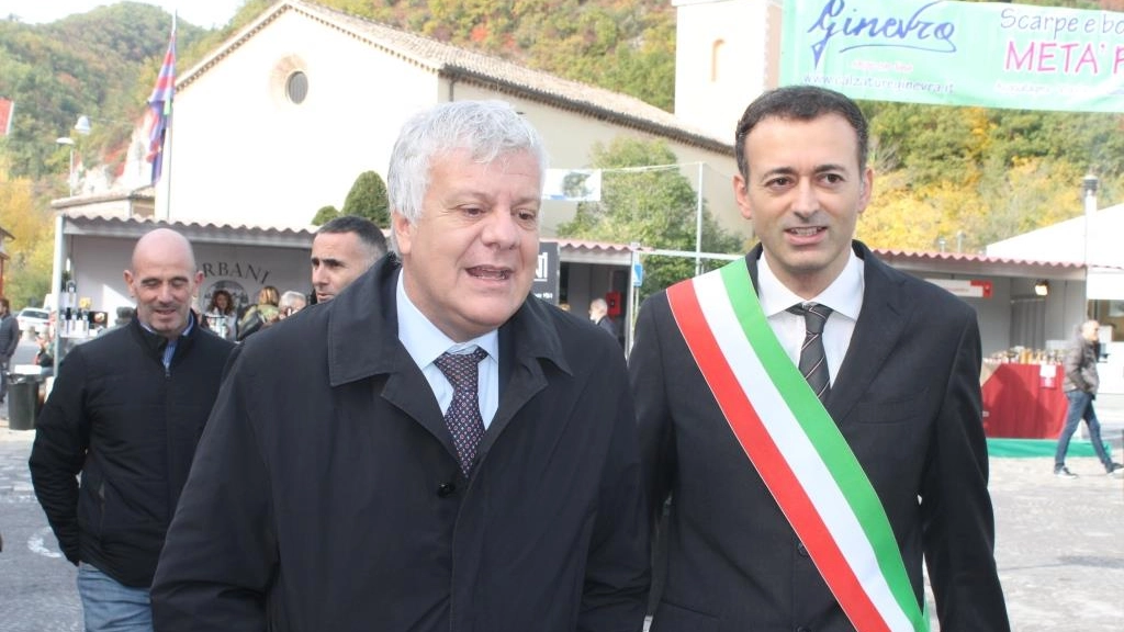 Il ministro Galletti con il sindaco di Acqualagna Pierotti