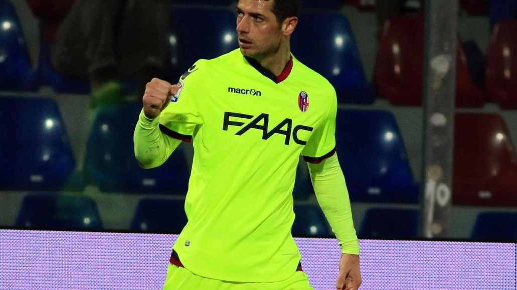 Crotone-Bologna 0-1, Dzemaili festeggia dopo il suo gol (Ansa)
