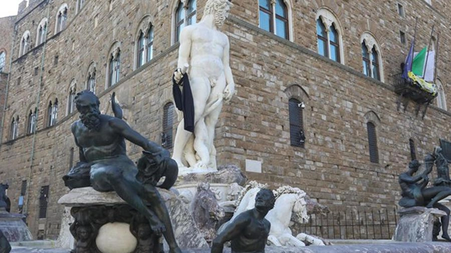 Firenze, il drappo nero sulla statua del Nettuno, chiamato "il Biancone" dai fiorentini