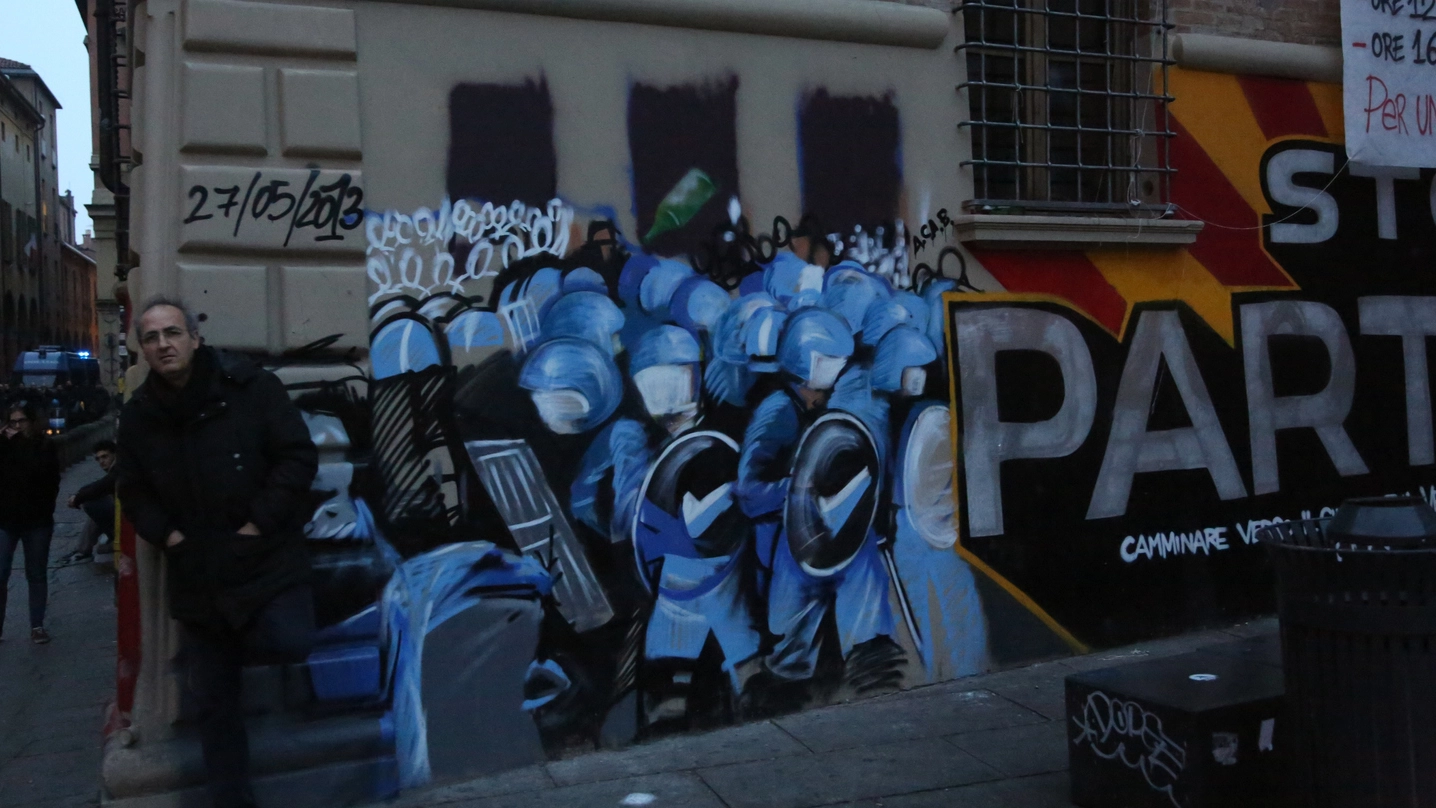 Il murale in piazza Verdi ricorda gli scontri del maggio 2013, quando la polizia fu costretta a ritirarsi