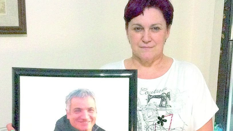 Catia Zuccheri mostra la foto  del marito Gerardo