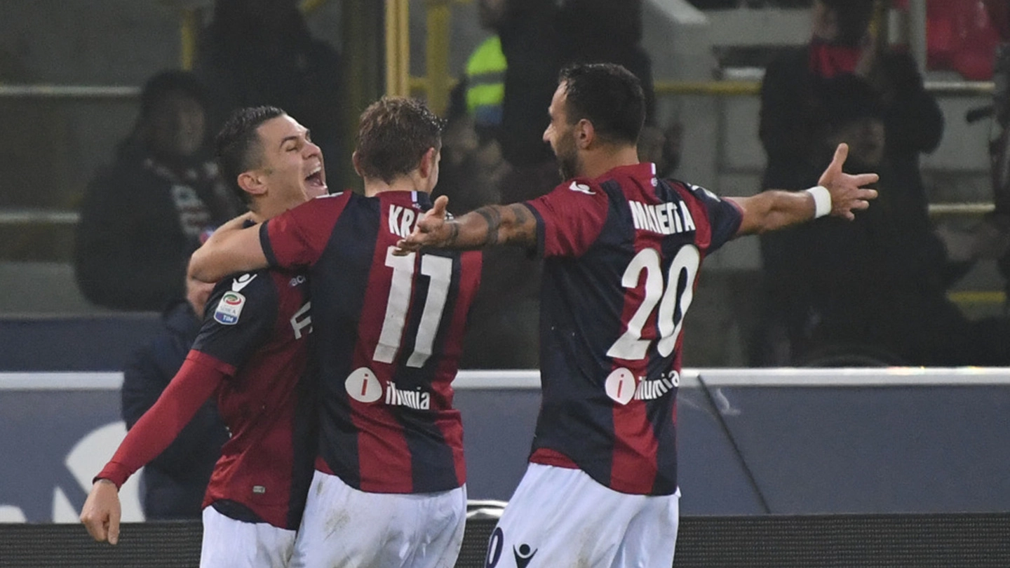 Bologna-Palermo, Viviani esulta con i compagni dopo il suo gol (foto Schicchi)