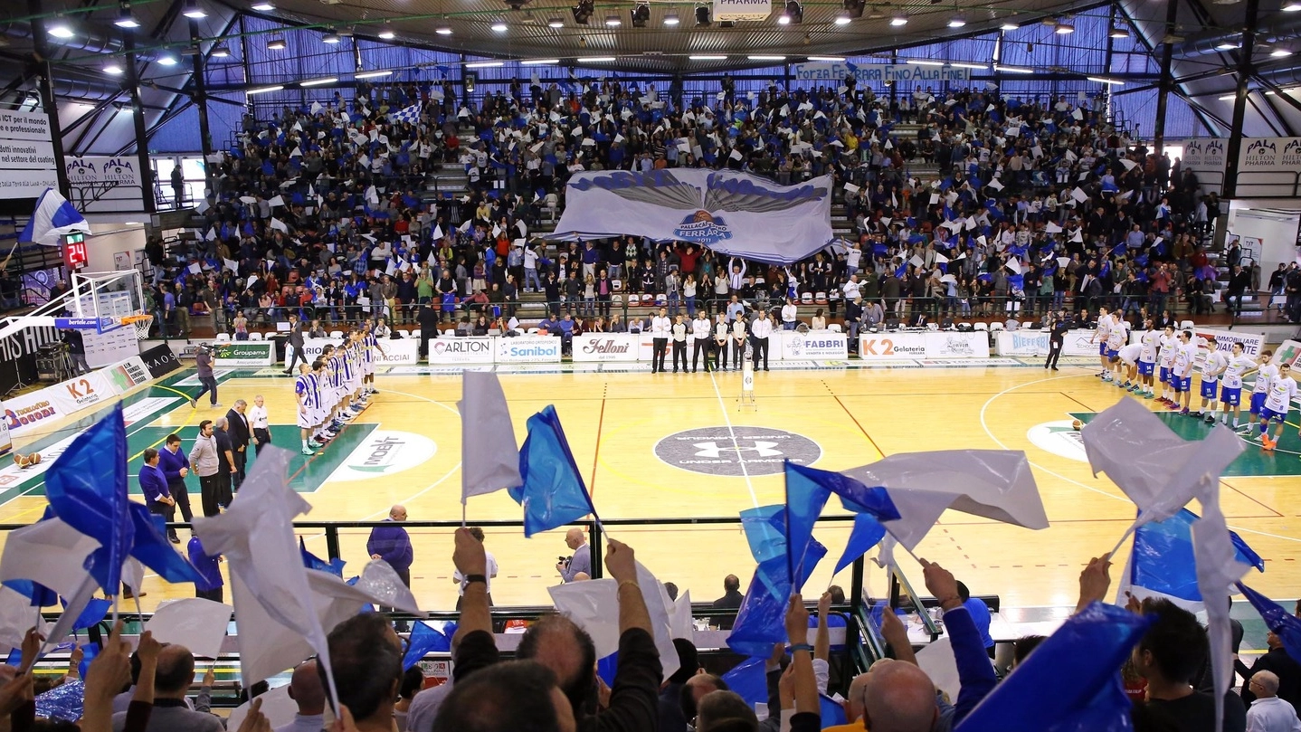 PALA HILTON PHARMA I tremila spettatori appassionati di basket chiedono chiarezza a Bulgarelli
