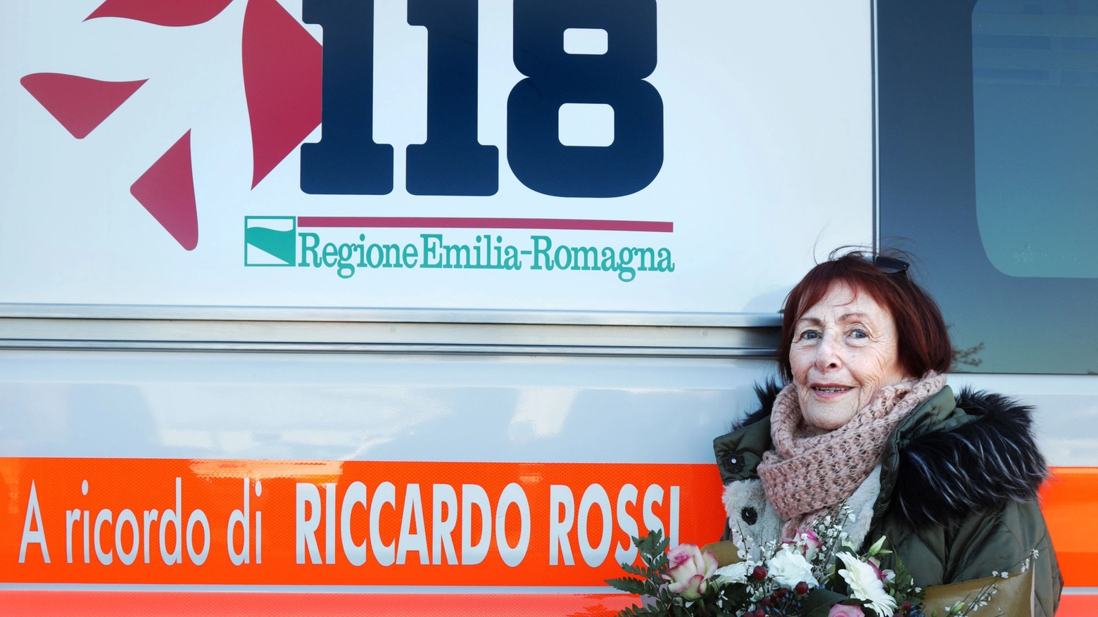 Carmen Bisteghi davanti all'ambulanza dedicata al marito