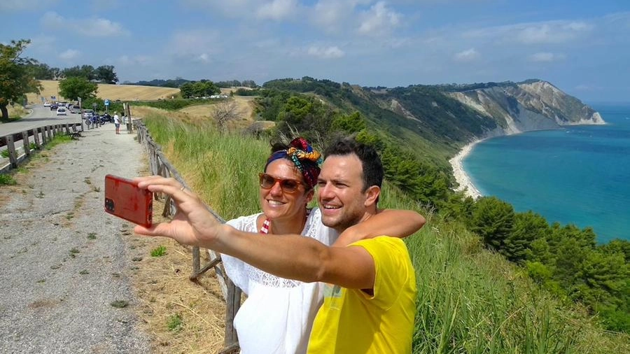 Al belvedere sopra la baia di Portonovo è diventata una consuetudine: selfie di rito