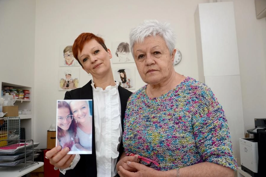 La mamma e la sorella di Sara Pedri con in mano la foto della ginecologa scomparsa
