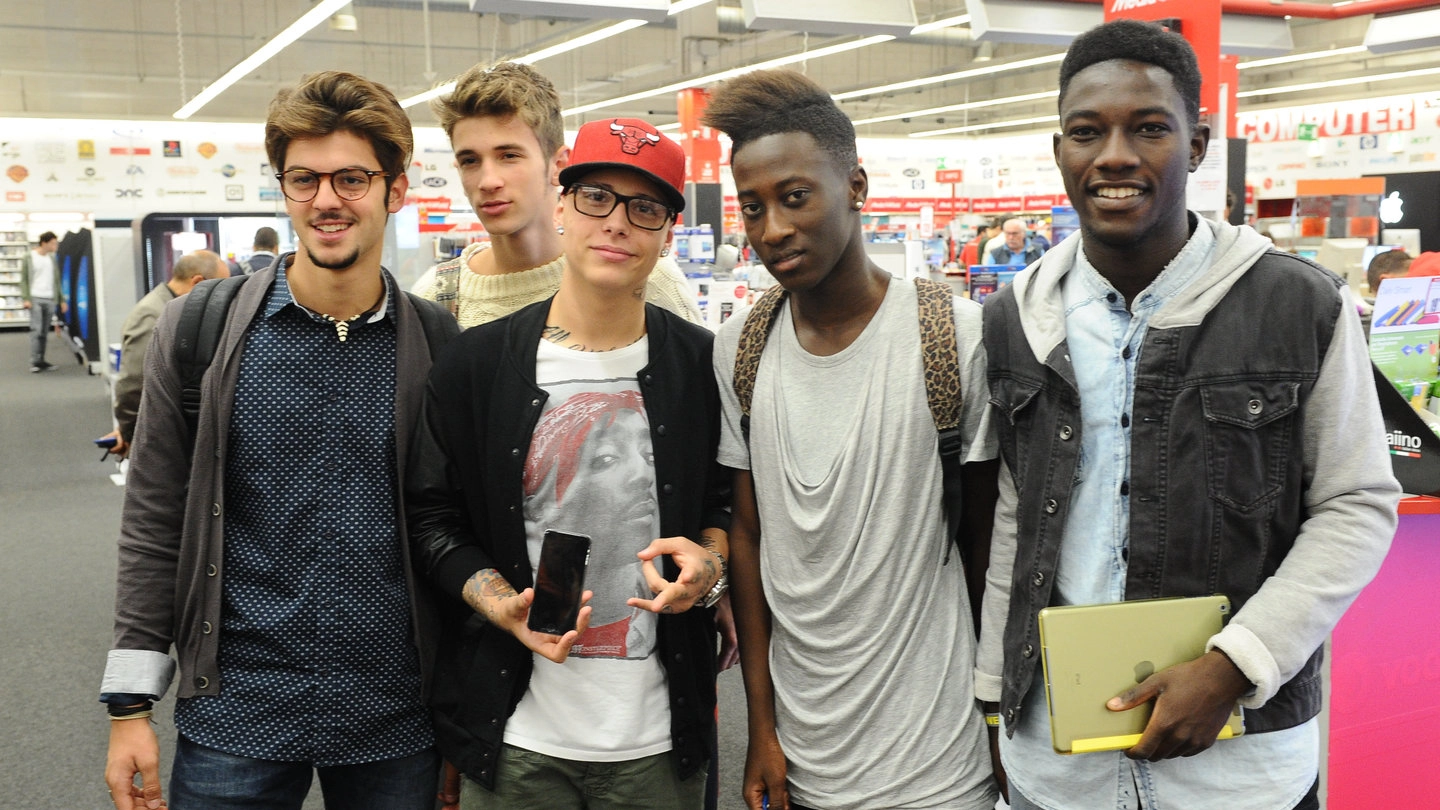iPhone 6: ragazzi in negozio per il nuovissimo ’melafonino’ (FotoFiocchi)