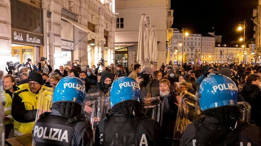 Momenti di tensione tra la polizia e i manifestanti No Green pass a Trieste (Ansa)