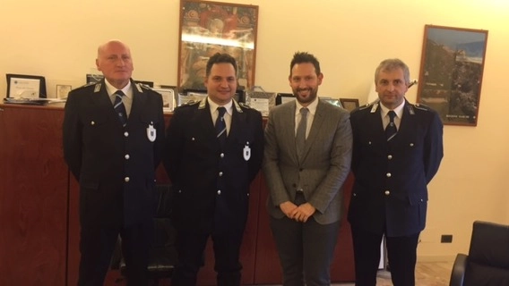 Il sindaco Alessio Terrenzi con gli agenti della municipale