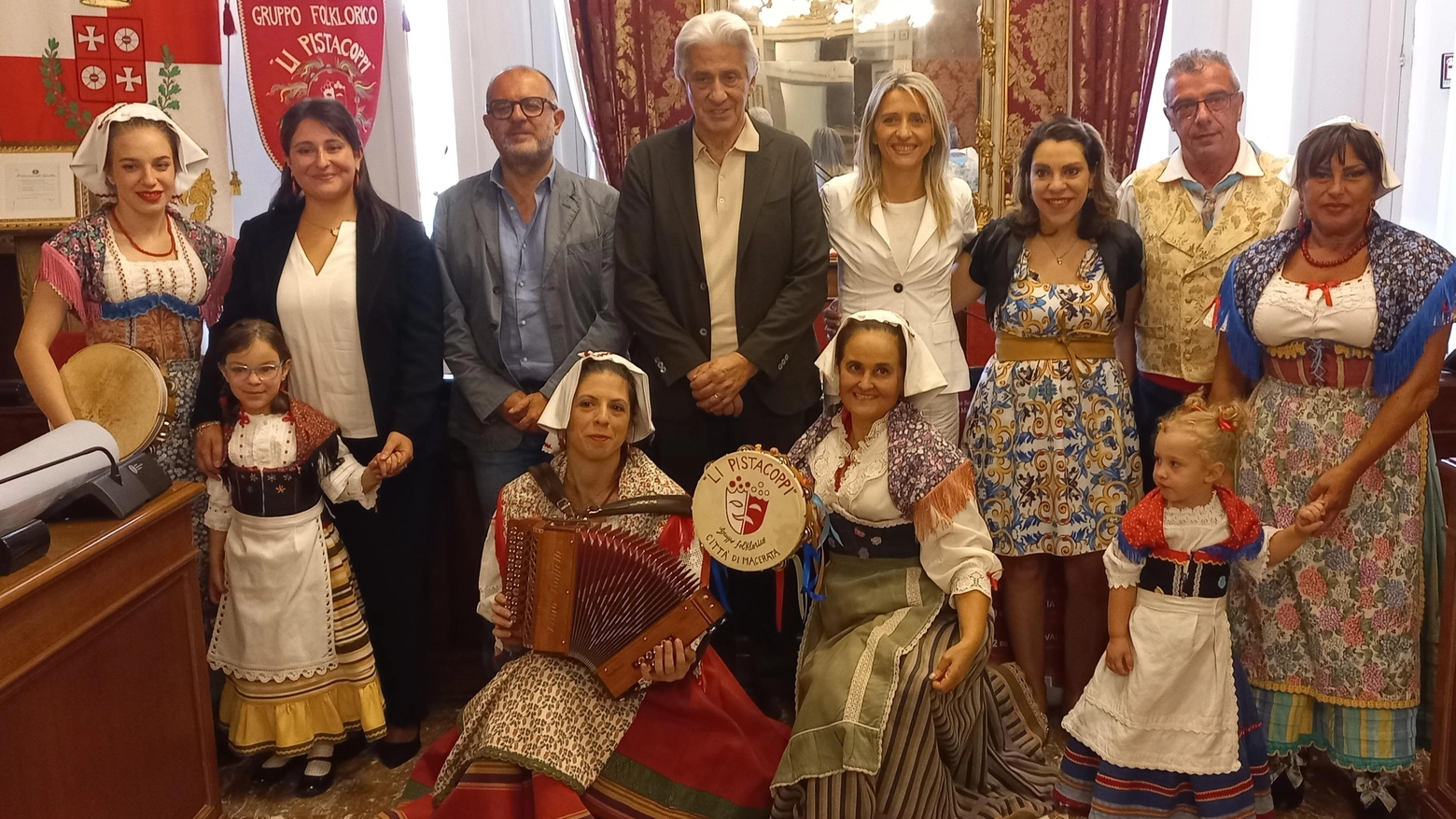 Folklore: festival internazionale  Popolazioni che si conoscono  unendo tradizioni e costumi