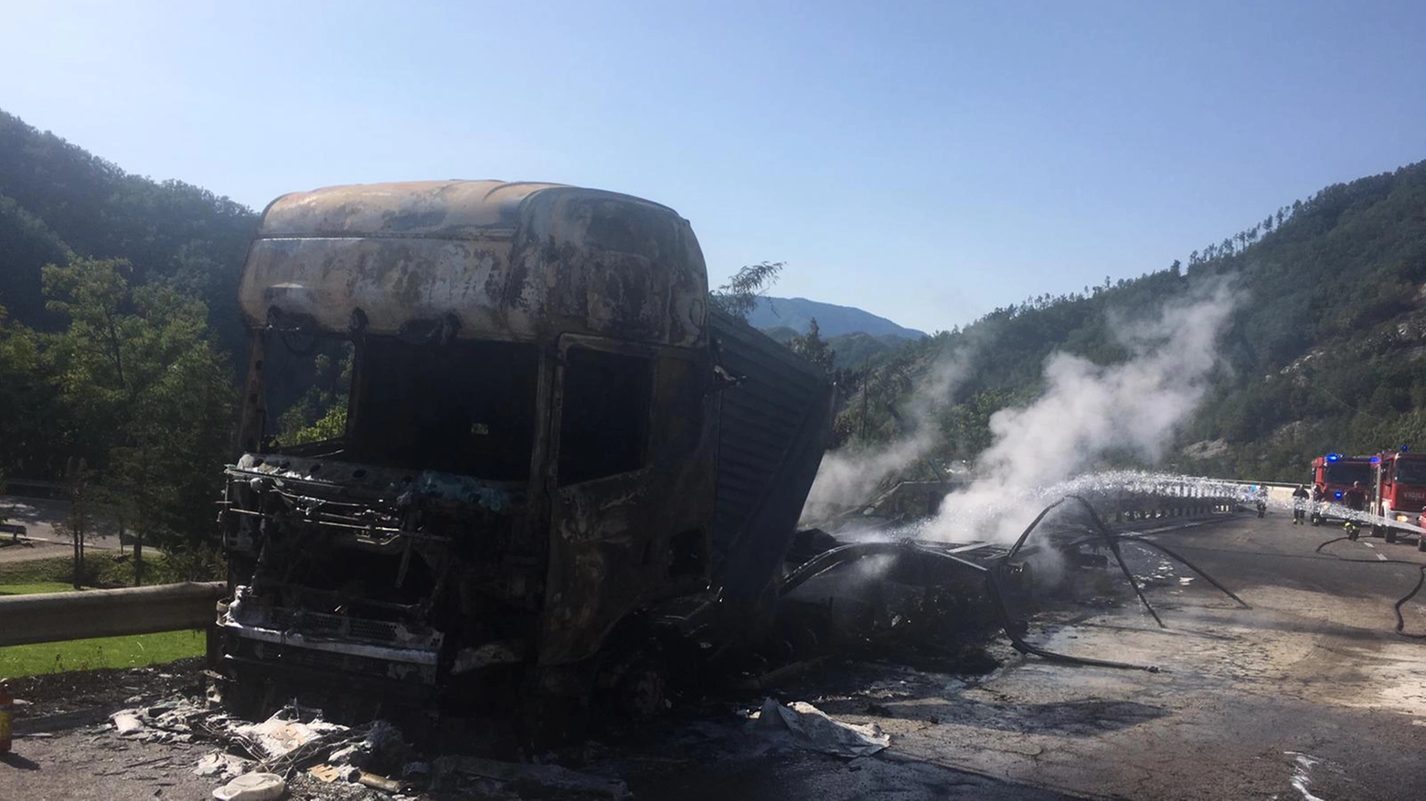 Il camion distrutto dalle fiamme sulla E45 (foto Frasca)
