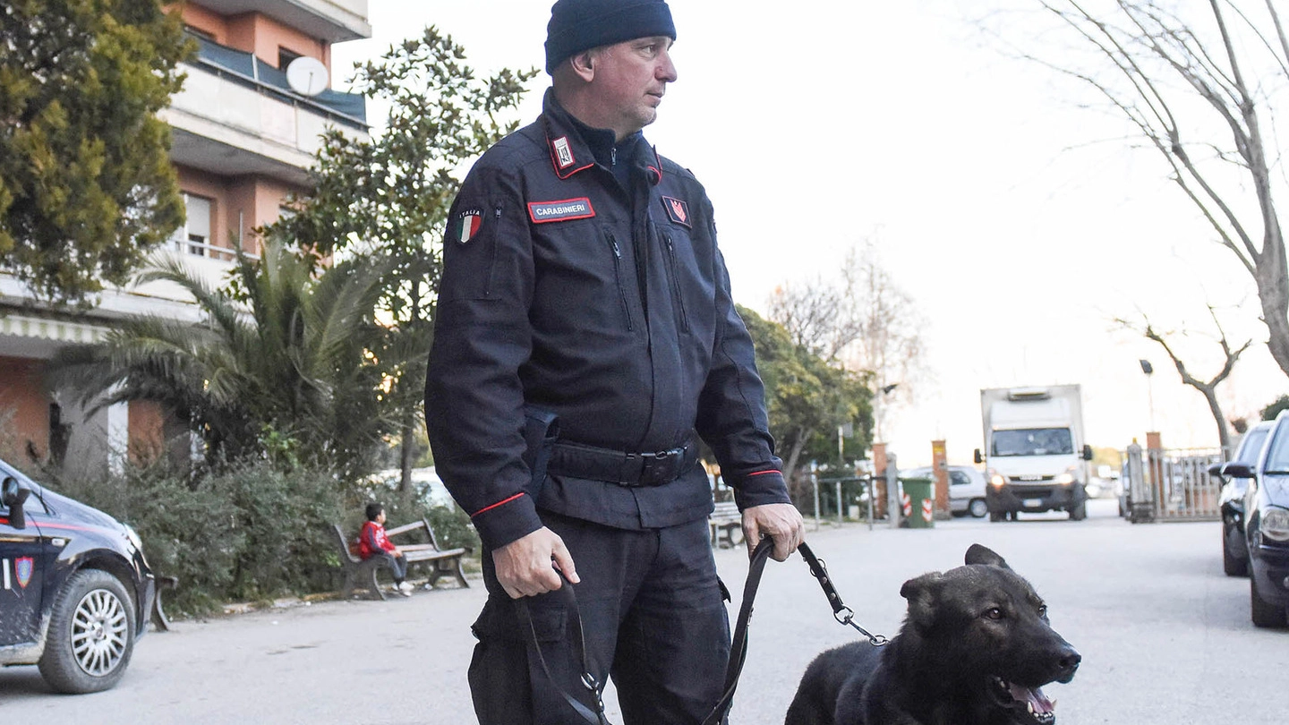 Ferito da una coltellata all'Hotel House, intervengono i carabinieri (Foto De Marco)