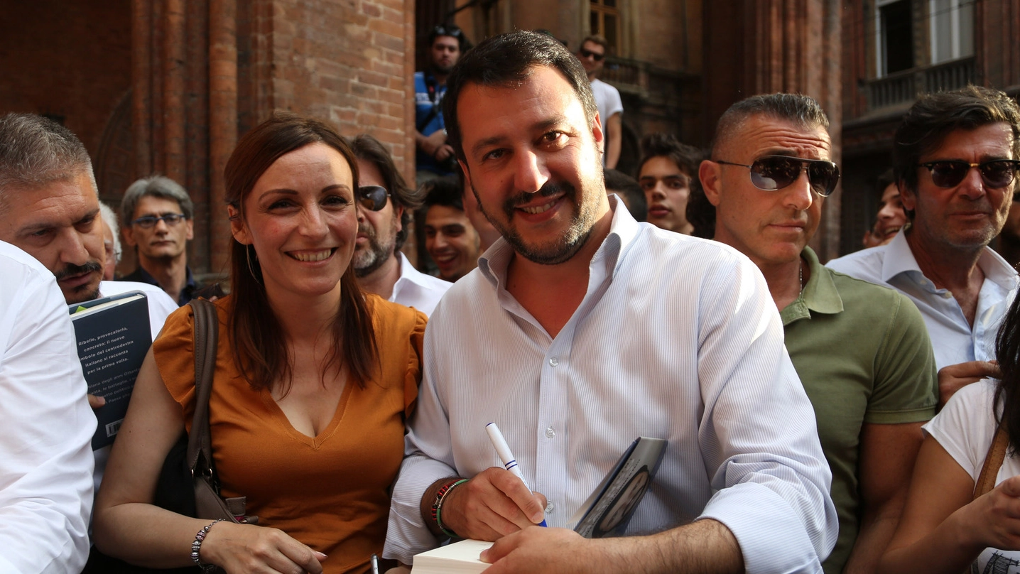 Lucia Borgonzoni e Matteo Salvini in piazza della Mercanzia giovedì scorso (Schicchi)