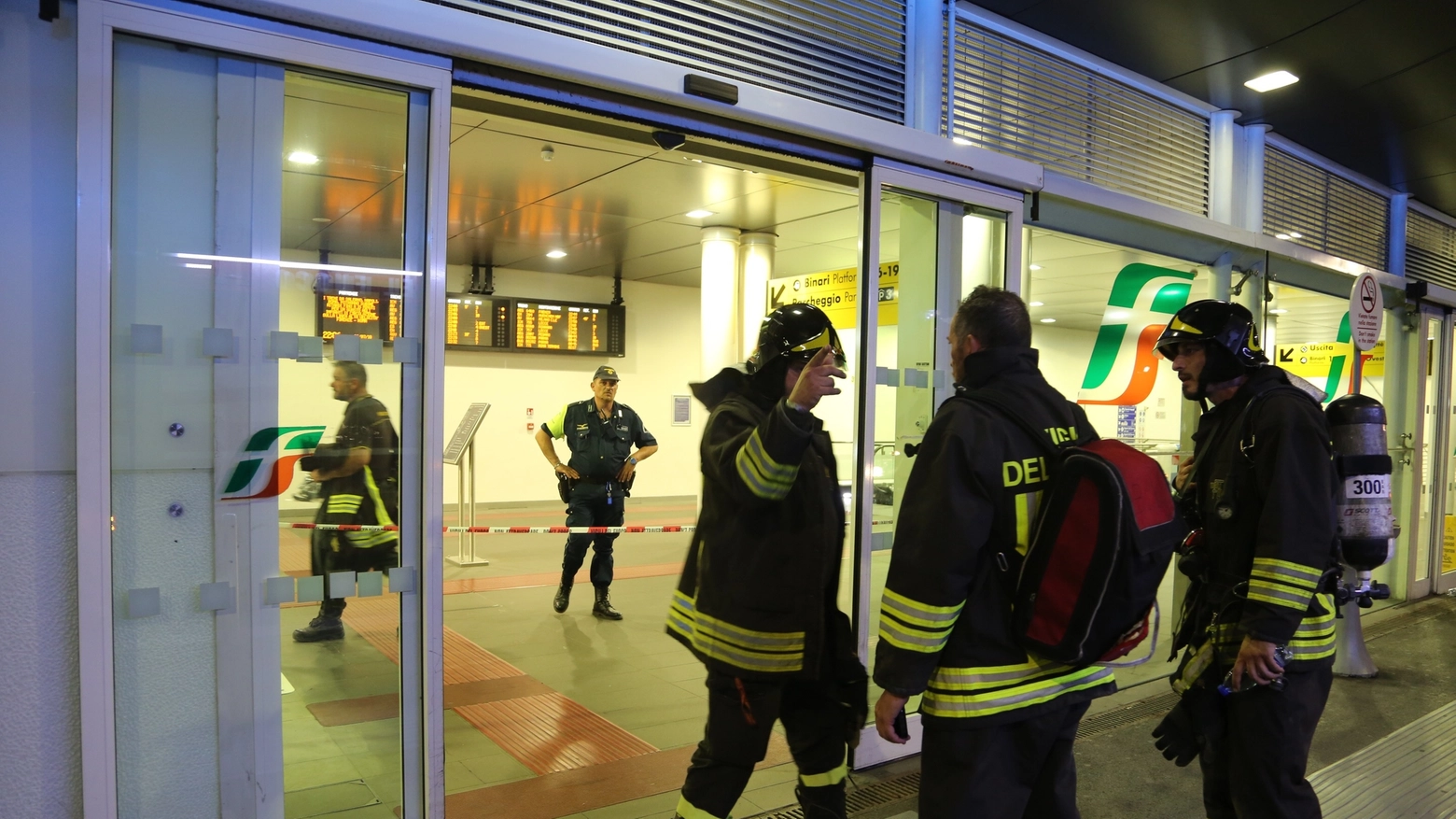 Principio di incendio in stazione all'alta velocità (foto Schicchi)