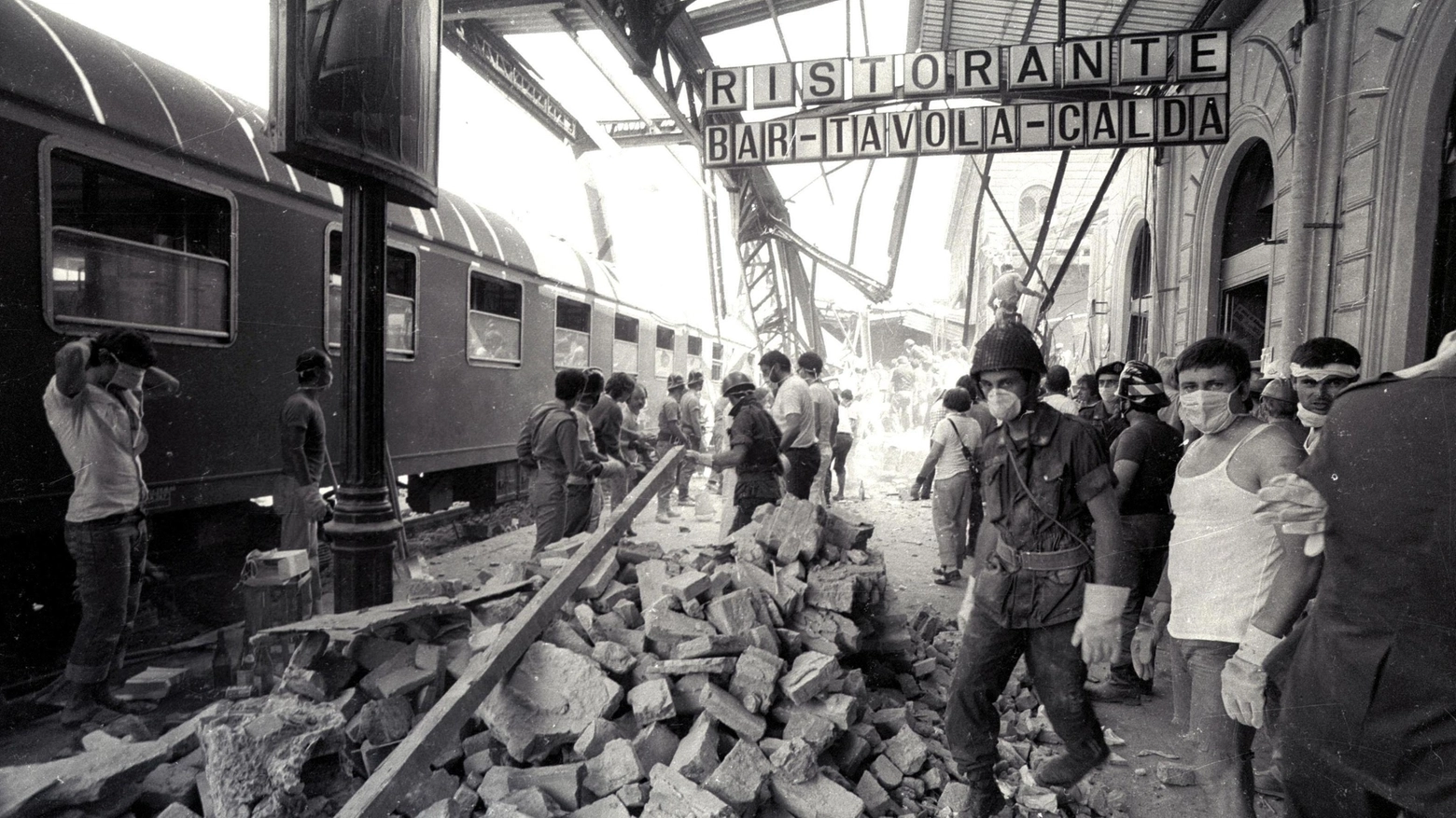 Il lavoro dei soccorritori subito dopo la strage di Bologna del 2 agosto 1980 (Ansa)