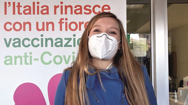 Camilla Benedetti, 31 anni, medico, è stata la prima a vaccinarsi sotto le Due Torri