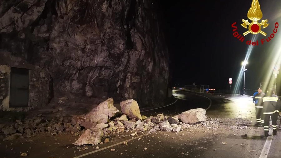 I massi caduti questa notte sulla costiera Amalfitana a Maiori per il maltempo