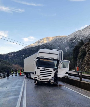 Incidente a Cagli (Pesaro): sbanda sul ponte, camionista precipita e muore. Chi è la vittima