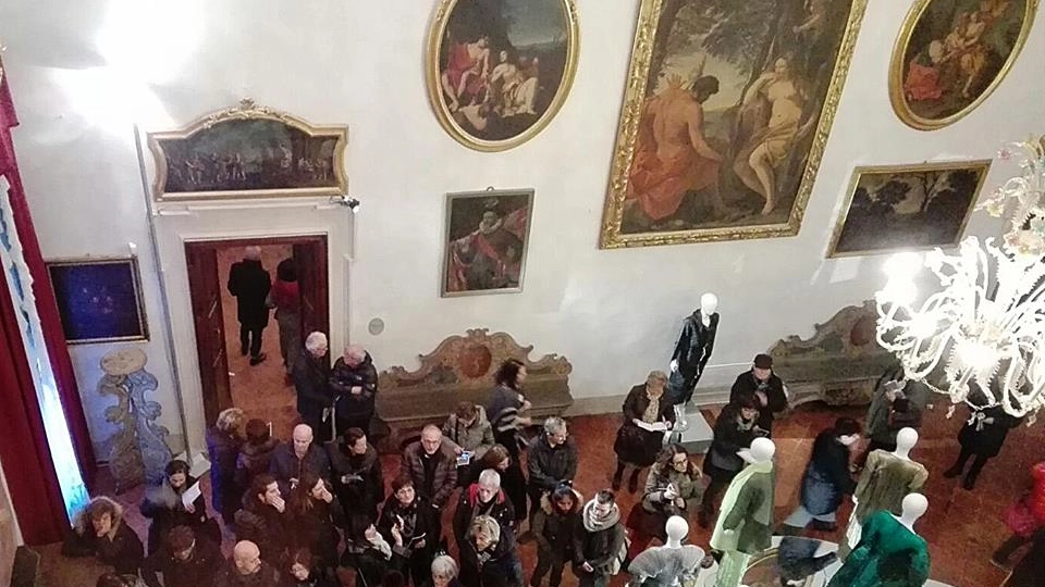 I visitatori della nuova mostra a Palazzo Tozzoni