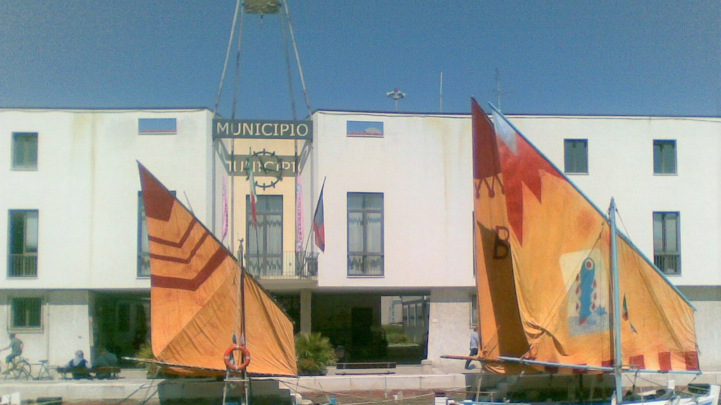 Il comune di Cesenatico ha la sede in un palazzo affacciato sul porto canale