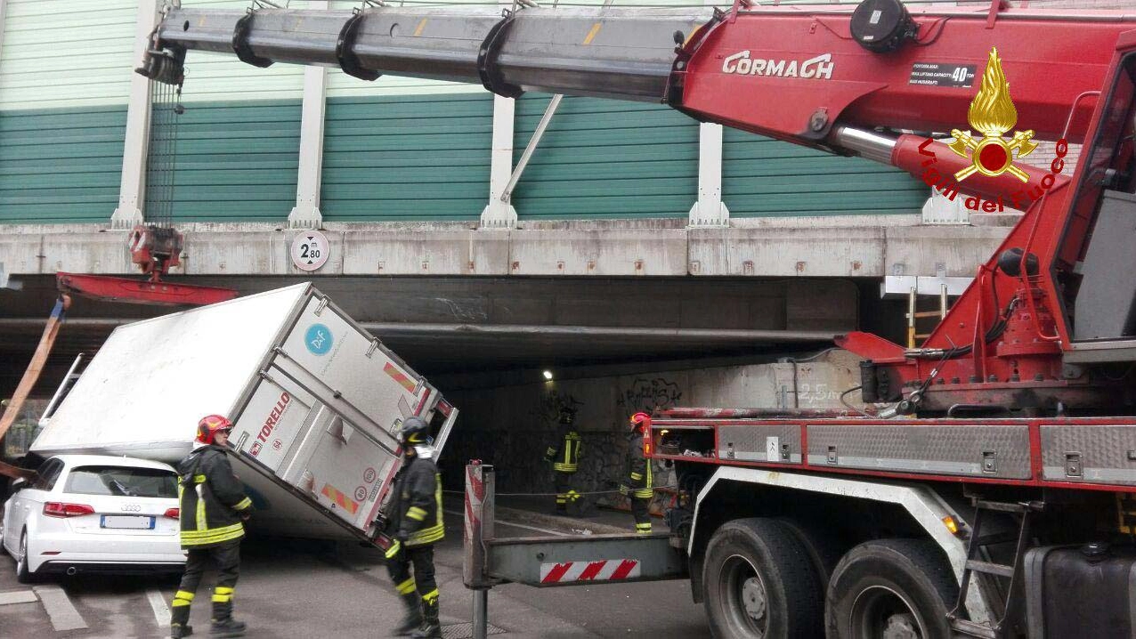 Incidente a Casalecchio, camion incastrato sotto un ponte 